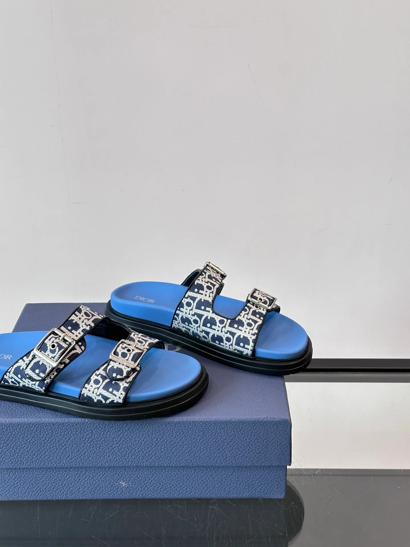Factory price: 300💰Dior Aqua men's sandals and slippers. Showcasing Dior haute couture design. The Dior gray suede strap is accented with an aluminum Dior buckle for added style. Paired with a comfortable tonal notch sole, they pair easily with shorts or jeans for a sophisticated look. Main body: suede cow leather, technical fabric lining: cow leather, with adjustable straps, aluminum Dior buckle, Dior gray EVA insole, tonal notch rubber outsole splicing structure👌👌 size: 38-44 (45.46 customized)